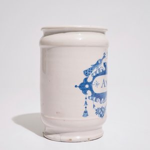 Un pot de pharmacie en faïence de Deft bleu et blanc de forme albarello, 18ème — photo 2