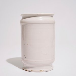 Un pot de pharmacie en faïence de Deft bleu et blanc de forme albarello, 18ème — photo 3