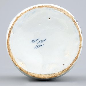 Un pot de pharmacie en faïence de Deft polychrome de forme albarello, 18ème — photo 6