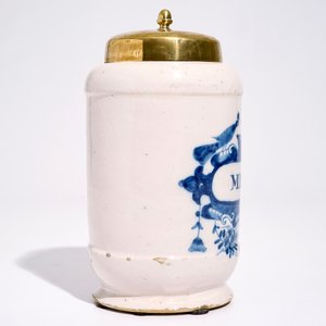 Un pot de pharmacie en faïence de Delft bleu et blanc de forme albarello, 18ème — photo 2