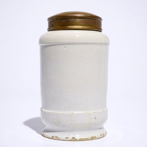 Un pot de pharmacie en faïence de Delft polychrome de forme albarello, 18ème — photo 3