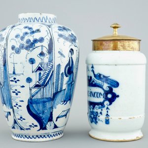 Un pot de pharmacie et un vase chinoiserie en faïence de Delft bleu et blanc, 18ème — photo 4