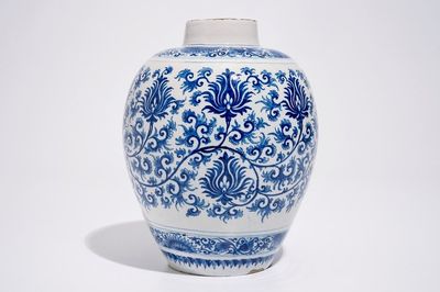 Un pot en faïence de Delft aux rinceaux de pivoines de style Ming, fin du 17ème