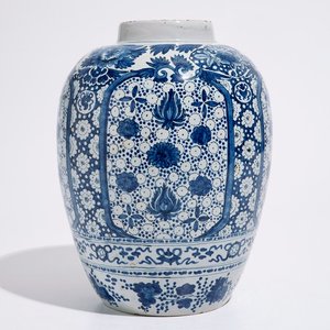 Un pot en faïence de Delft bleu et blanc à décor chinoiserie, 17ème — photo 1
