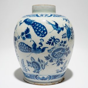 Un pot en faïence de Delft bleu et blanc à décor de puttis, 18ème — photo 3