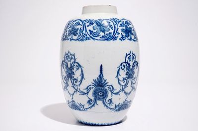 Un pot en faïence de Delft bleu et blanc à décor ornamental, fin du 17ème