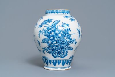 Un pot en faïence de Delft en bleu et blanc à décor de chinoiserie, Londres ou Francfort, fin du 17ème