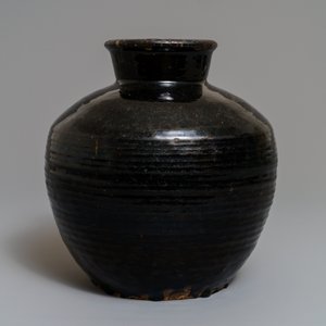 Un pot en grès émaillé noir, Chine, Song — photo 2