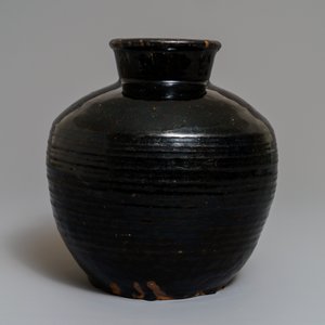 Un pot en grès émaillé noir, Chine, Song — photo 3