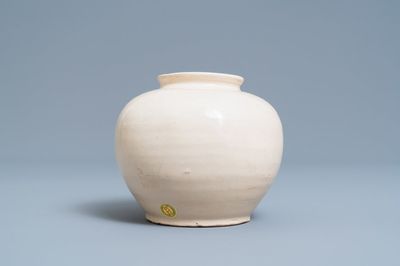 Un pot en grès porcelaineux émaillé en blanc monochrome, Chine, Tang