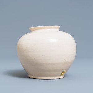 Un pot en grès porcelaineux émaillé en blanc monochrome, Chine, Tang — photo 3