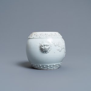 Un pot en porcelaine blanc de Chine à décor de fleurs de prunus en relief, 18/19ème — photo 5