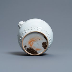 Un pot en porcelaine blanc de Chine à décor de fleurs de prunus en relief, 18/19ème — photo 7