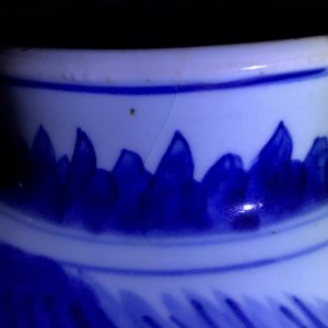 Un pot en porcelaine de Chine bleu et blanc à décor de femmes dans un jardin, époque Transition — photo 7