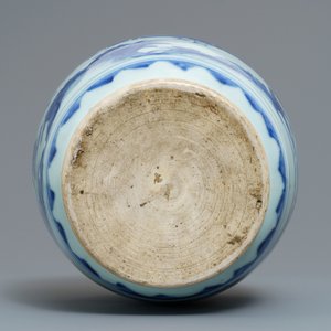 Un pot en porcelaine de Chine bleu et blanc à décor de femmes dans un jardin, époque Transition — photo 6