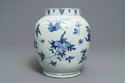 Un pot en porcelaine de Chine bleu et blanc à décor de fruits et insectes, époque Transition