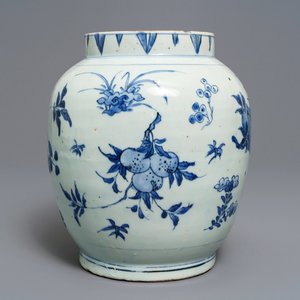 Un pot en porcelaine de Chine bleu et blanc à décor de fruits et insectes, époque Transition — photo 1