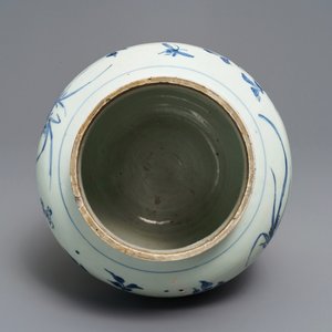Un pot en porcelaine de Chine bleu et blanc à décor de fruits et insectes, époque Transition — photo 5