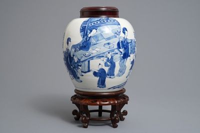 Un pot en porcelaine de Chine bleu et blanc à décor de longues dames et garçons, Kangxi