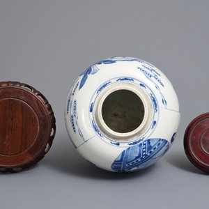 Un pot en porcelaine de Chine bleu et blanc à décor de longues dames et garçons, Kangxi — photo 5