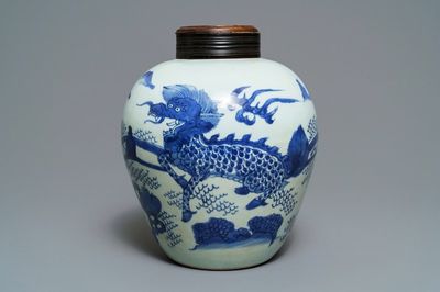 Un pot en porcelaine de Chine bleu et blanc à décor d'un kylin, époque Transition