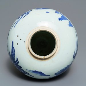 Un pot en porcelaine de Chine bleu et blanc à décor d'un kylin, époque Transition — photo 5