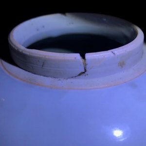 Un pot en porcelaine de Chine bleu et blanc à décor d'un kylin, époque Transition — photo 8