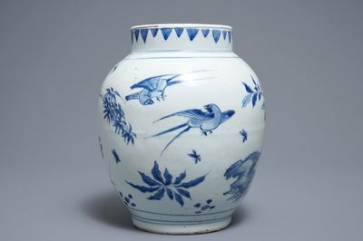 Un pot en porcelaine de Chine bleu et blanc, époque Transition