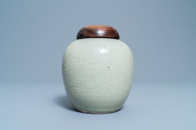 Un pot en porcelaine de Chine céladon monochrome à décor incisé de lotus, Kangxi