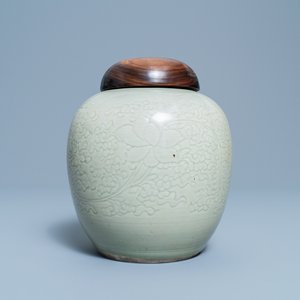 Un pot en porcelaine de Chine céladon monochrome à décor incisé de lotus, Kangxi — photo 1