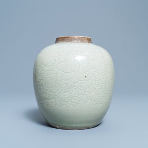 Un pot en porcelaine de Chine céladon monochrome à décor incisé de lotus, Kangxi — photo 2