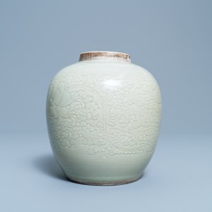 Un pot en porcelaine de Chine céladon monochrome à décor incisé de lotus, Kangxi — photo 4