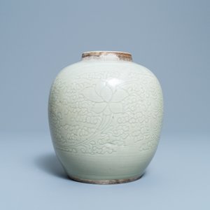 Un pot en porcelaine de Chine céladon monochrome à décor incisé de lotus, Kangxi — photo 5