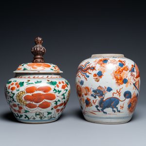 Un pot en porcelaine de Chine de style Imari et un bol couvert en wucai, Kangxi et époque Transition — photo 2
