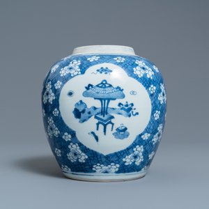 Un pot en porcelaine de Chine en bleu et blanc à décor d'antiquités, Kangxi — photo 3