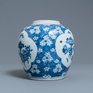 Un pot en porcelaine de Chine en bleu et blanc à décor d'antiquités, Kangxi — photo 4