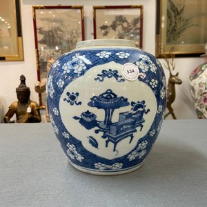 Un pot en porcelaine de Chine en bleu et blanc à décor d'antiquités, Kangxi — photo 7