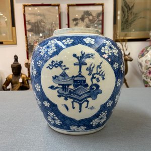 Un pot en porcelaine de Chine en bleu et blanc à décor d'antiquités, Kangxi — photo 8