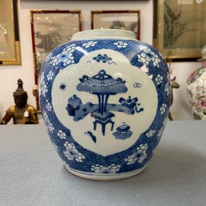 Un pot en porcelaine de Chine en bleu et blanc à décor d'antiquités, Kangxi — photo 9