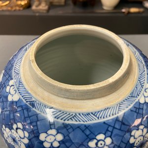 Un pot en porcelaine de Chine en bleu et blanc à décor d'antiquités, Kangxi — photo 10
