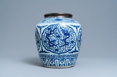 Un pot en porcelaine de Chine en bleu et blanc à décor de dragons, Jiajing