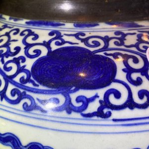 Un pot en porcelaine de Chine en bleu et blanc à décor de dragons, Jiajing — photo 11