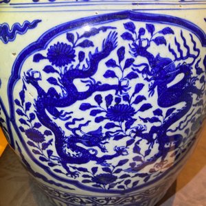 Un pot en porcelaine de Chine en bleu et blanc à décor de dragons, Jiajing — photo 15