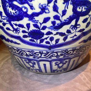 Un pot en porcelaine de Chine en bleu et blanc à décor de dragons, Jiajing — photo 16