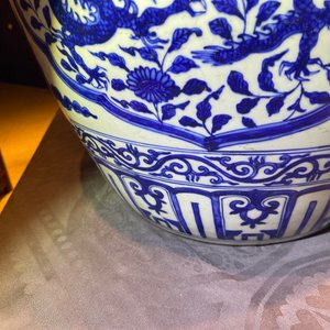 Un pot en porcelaine de Chine en bleu et blanc à décor de dragons, Jiajing — photo 22