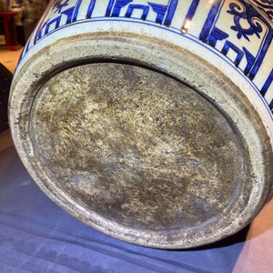 Un pot en porcelaine de Chine en bleu et blanc à décor de dragons, Jiajing — photo 29