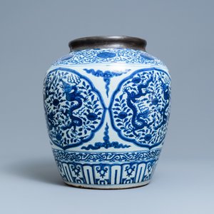 Un pot en porcelaine de Chine en bleu et blanc à décor de dragons, Jiajing — photo 5