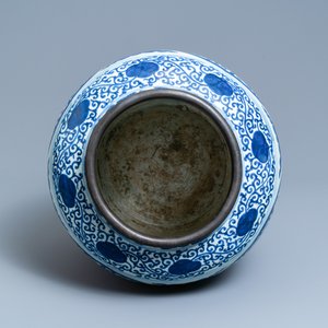 Un pot en porcelaine de Chine en bleu et blanc à décor de dragons, Jiajing — photo 7
