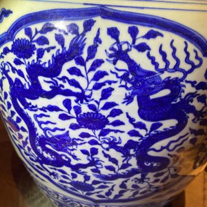 Un pot en porcelaine de Chine en bleu et blanc à décor de dragons, Jiajing — photo 9