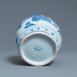 Un pot en porcelaine de Chine en bleu et blanc à décor de figures dans un paysage, marque d'un lièvre, Wanli — photo 6